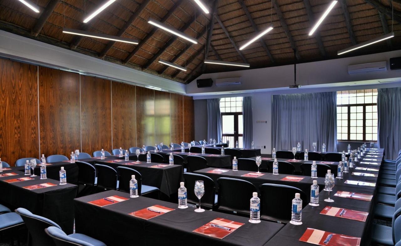 Cresta Mowana Safari Resort & Spa Касане Экстерьер фото